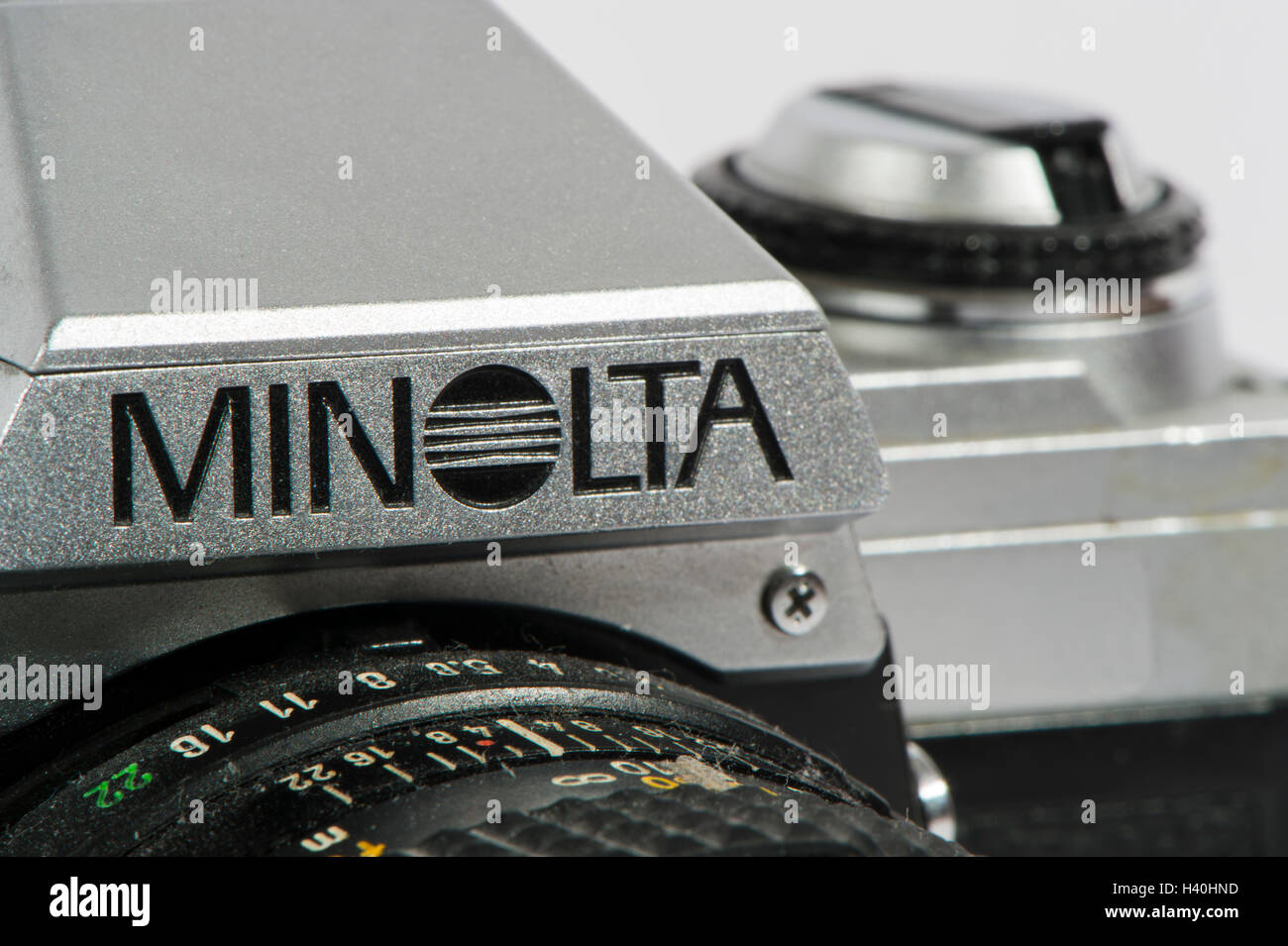Dettaglio dei classici degli anni ottanta, Minolta X-300 - pellicola 35mm, fotocamera reflex con un 50mm Minolta lente primaria, visto contro uno sfondo bianco. Foto Stock