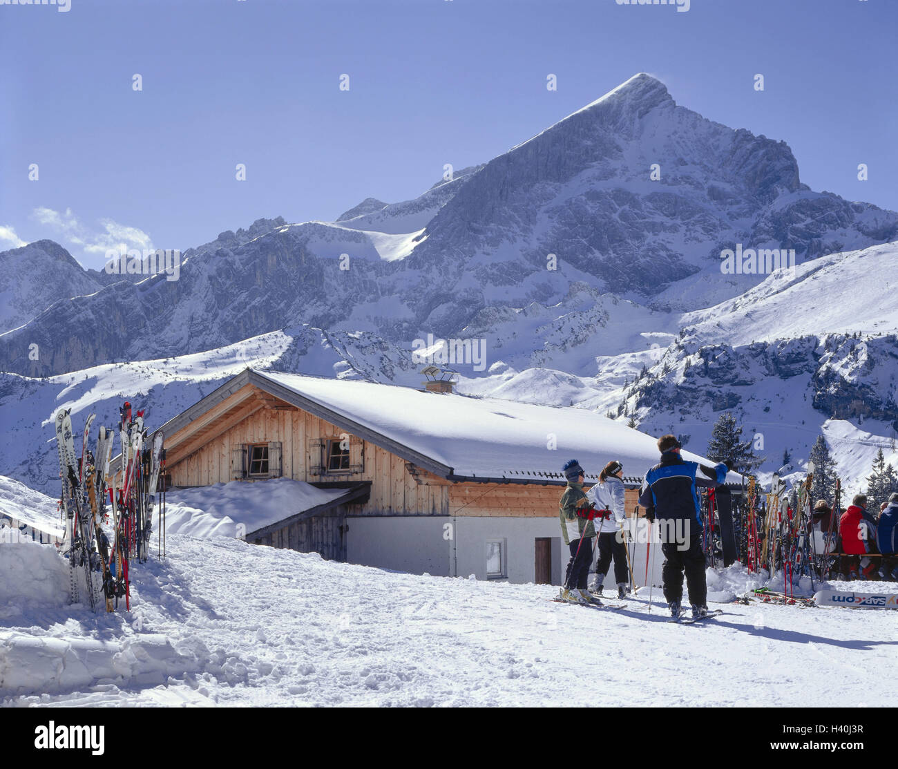 In Germania, in Baviera, Garmisch-Partenkirchen, cross alp, sciatore, Alpspitze, 2628 m, Europa, Sud della Germania, Alta Baviera, Garmisch parte chiese, località turistica, sport invernali luogo, paesaggio, paesaggio di montagna, stagione inverno, la neve, innevate Tirolisch calce bavarese alpi, gamma di Wetterstein, montagne, montagne, vertici, area sciistica, alp, capanna rifugio alpino Foto Stock