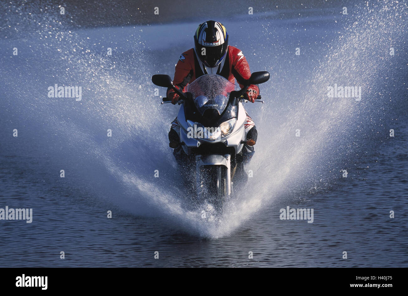 Motociclisti, Suzuki, acqua, Fontainen la guida del motociclo, motociclo,  drive, abbigliamento protettivo, moto casco, casco, vista frontale Foto  stock - Alamy