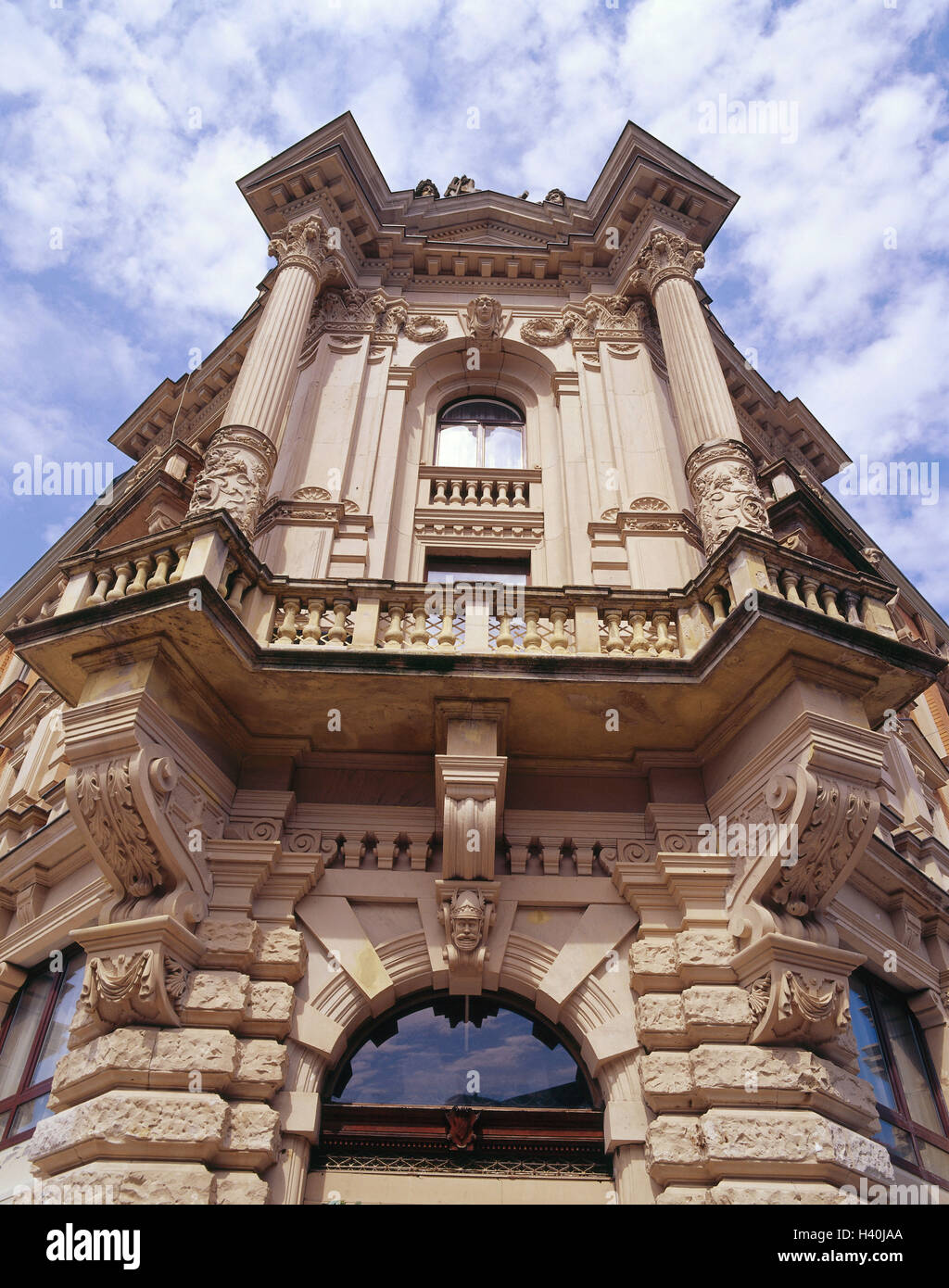 In Germania, in Baviera, Rhön, Bad Kissingen, edificio art nouveau di facciata, Europa, bassa Franconia, Città, Città distretto, il resort per la salute, luogo di interesse, architettura, facciata facciata, creazione, stucchi e presenta uno stile architettonico in stile art nouveau, prospettiva, cielo Foto Stock