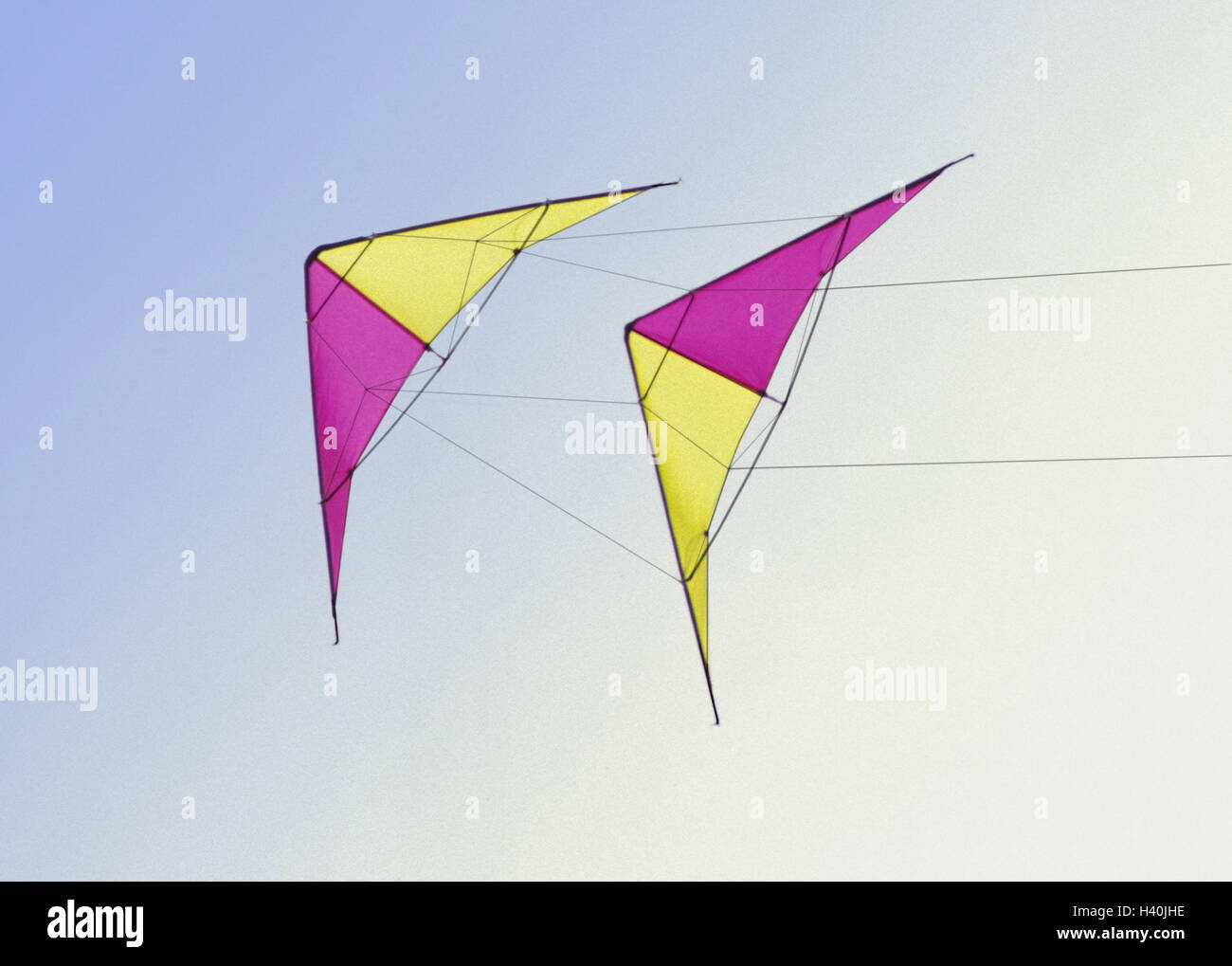 Cieli, sterzo draghi, due volte, giallo-rosa, giocattoli, Flying Dragon, DELTA DRAGON, hintereinandergespannt, bambino draghi, draghi luogo, giocare a Dragon è pasta, tempo libero, hobby, divertimenti, vento windy, attività di svago, divertimento, autunno Foto Stock