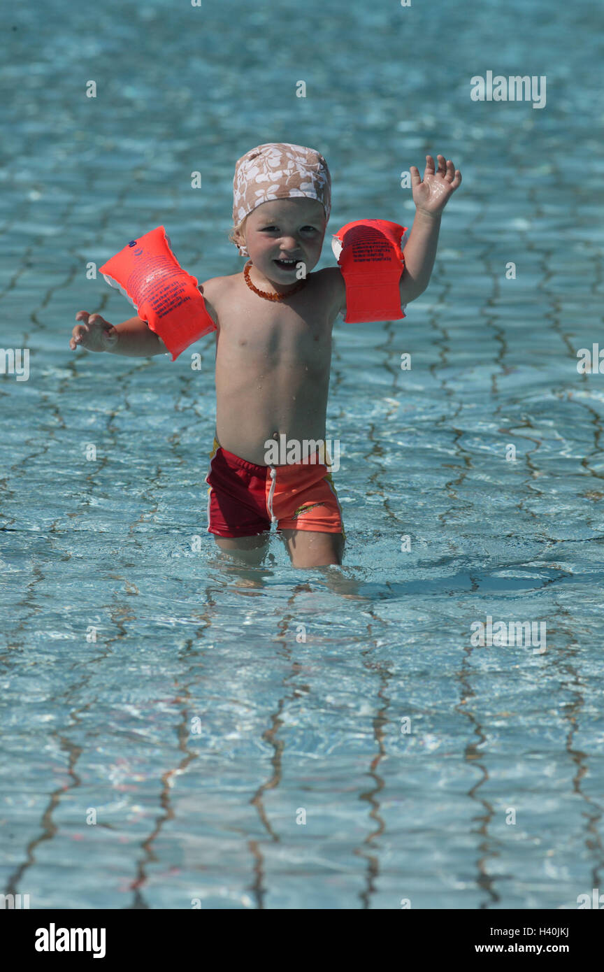 Piscina esterna, boy, nuoto ala, onda per piscina, acqua, piscina,  non-gamma di flottazione, bambino, neonato, 2 anni, non galleggianti, nuoto  help, nuoto tronchi, costume da bagno, velo, copricapo, infanzia,  divertimento, vacanze, estati,