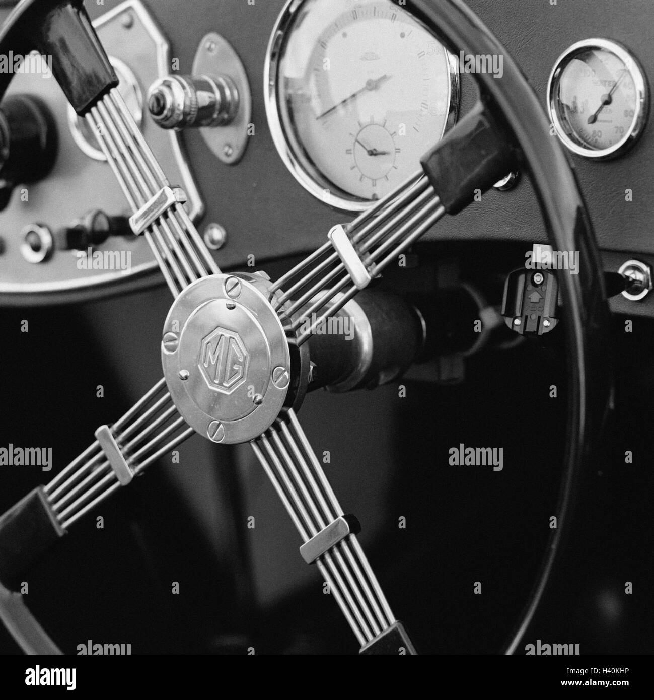 Auto, old-timer, MG, dettaglio, fiscali, cruscotto, b/w, solo editorialmente! Veicolo, autovetture, storicamente nostalgicamente, nostalgia, vecchio in una vecchia maniera, produttore, Morris Garage, oggetto da collezione, costosi esclusivamente, lussuosamente, lusso, woode Foto Stock