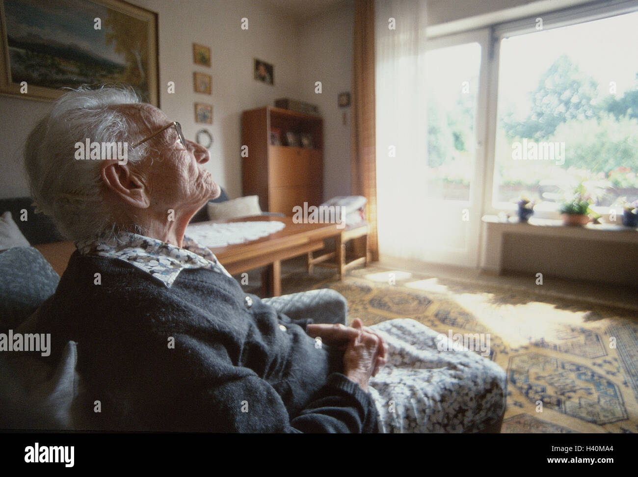 Senior, salotto, sedersi, pensare lonely, da soli, premuroso, donna, vecchio, persona vecchia, 94 anni, vecchia donna, titolare di pensione o di rendita, cittadini anziani, considerare, pensiero, preoccupazioni, preoccupato, meditativa approfondisce, dealts con, depresso, purtroppo, la solitudine, la solitudine e l'isolamento, Senior Citizen's home, vecchia casa di riposo, seriamente, vista laterale, all'interno, Ti7, 90-100 anni Foto Stock