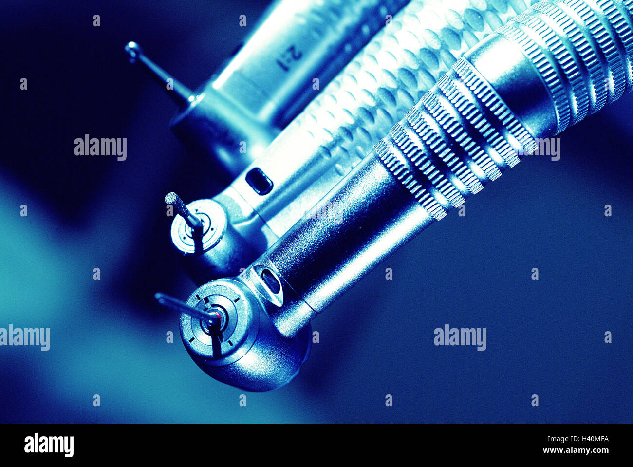 Dentista in pratica, trapanare in modo diverso, dettaglio, monocromatica, odontoiatria, dentista, pratica, medicina, strutture mediche, del dentista trapano, trattamento medico, cog-trattamento medico, dolori, trapanare, trail, liscia, infelicemente, paura, carie, trapano a turbina, la turbina, angolo pezzo, cog trapani trapani dentistici, cog-strumento medicale, cog-strumenti medicali, trapanare, trapani, metallo, acciaio, foratura corona, still life, la fotografia del prodotto, blu Foto Stock