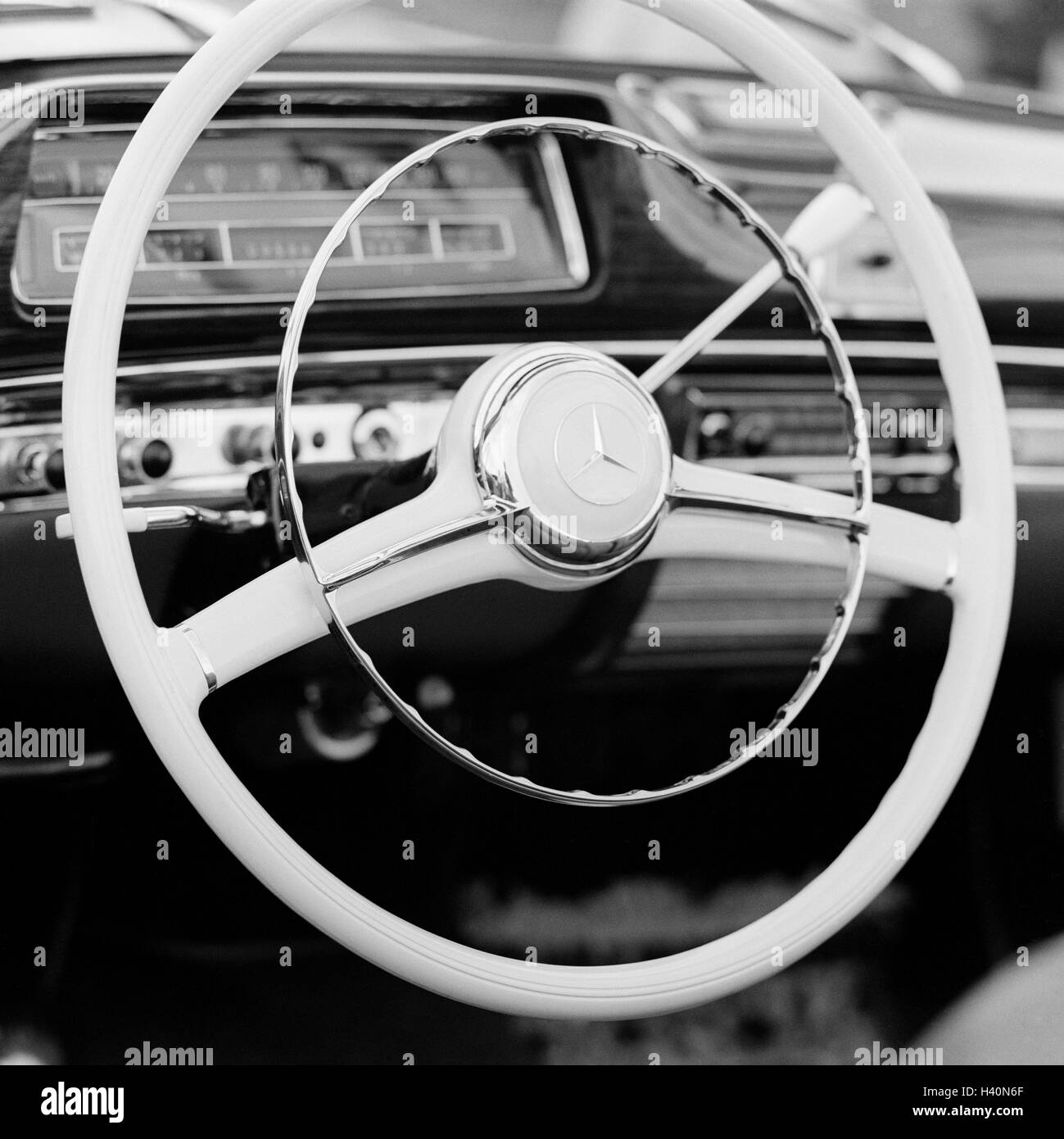 Auto, old-timer, Mercedes, dettaglio, fiscali, cruscotto, b/w, solo editorialmente! Veicolo, autovetture, storicamente nostalgicamente, nostalgia, vecchio in una vecchia maniera, produttore, Mercedes Benz, oggetto da collezione, costosi esclusivamente, lussuosamente, lusso Foto Stock