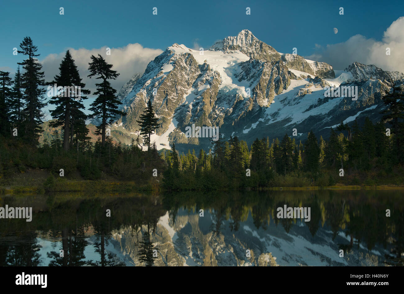 Ore del sorgere su Mt. Shuksan, Parco Nazionale delle Cascate del Nord, Washington Foto Stock