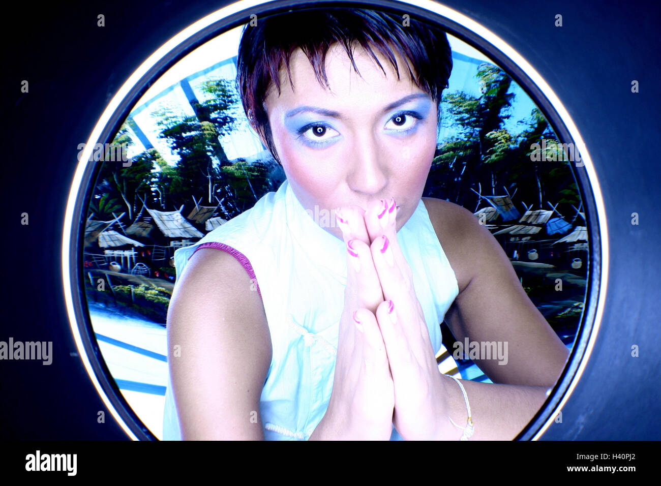 Cerchio, donna asiatica, giovani, mani giunte, visualizza fotocamera, ritratto, 24 anni, asiatici, l'ambiente, la capanna in legno, rurally, desiderio, sogno, visione, pensiero, paese nativo, recitare, seriamente, la preghiera, la posizione della mano, Unison, spiritualità, una trascendenza, di riposo e di silenzio Foto Stock