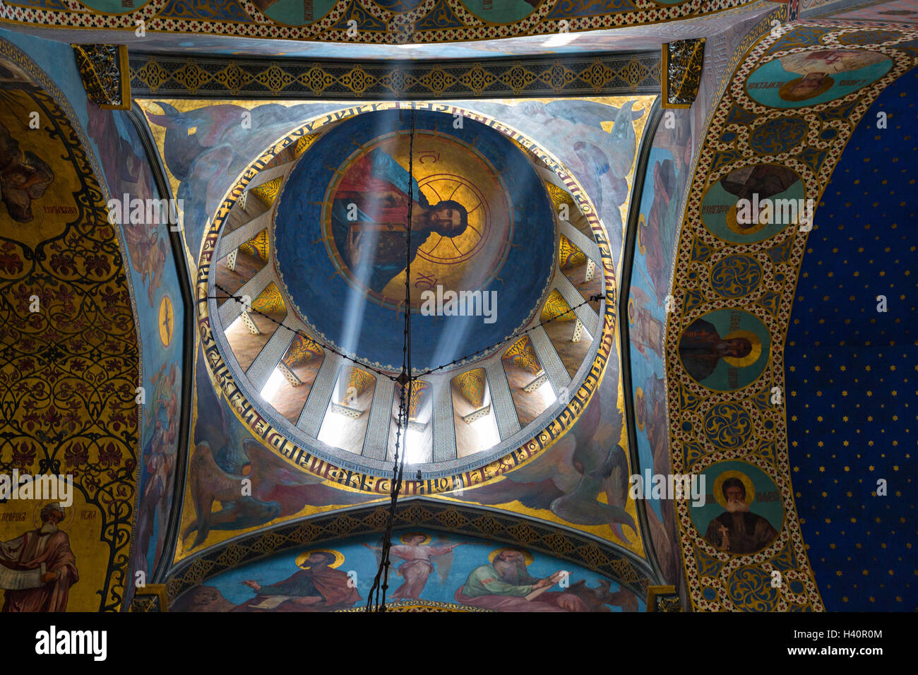 I fasci di luce nella Chiesa sioni di Tbilisi, Georgia, nel Caucaso meridionale. Foto Stock