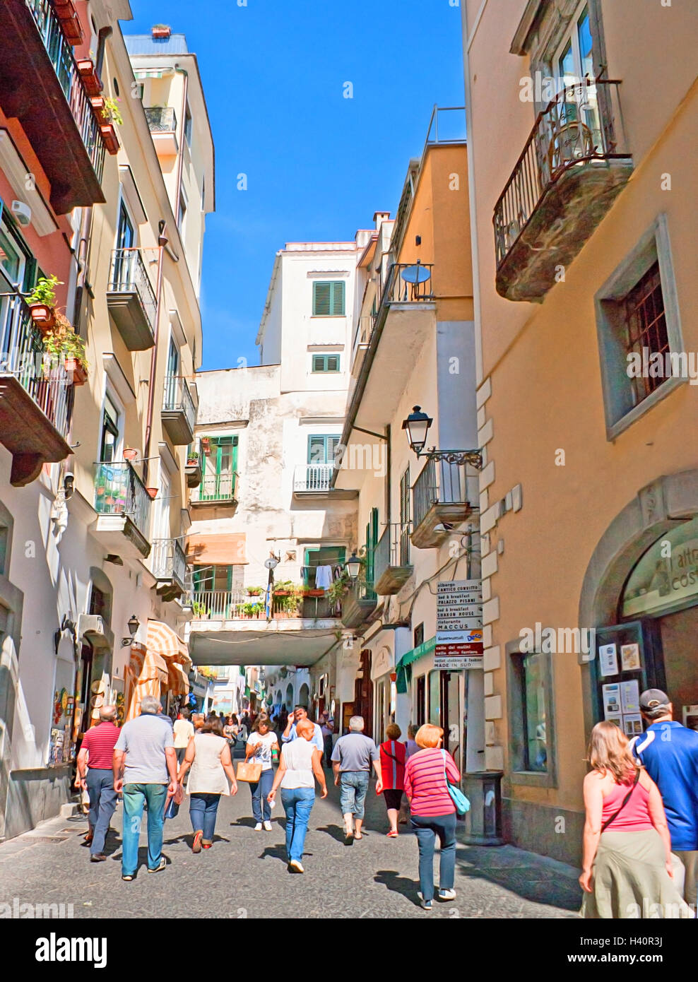 La passeggiata quotidiana al via medievale è il tempo di popolare la spesa in località mediterranea Foto Stock