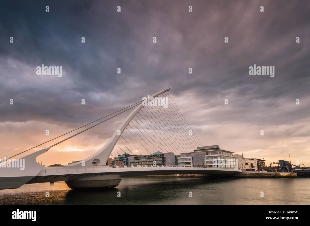 Dublino, Irlanda cielo nuvoloso sul ponte Samuel Beckett Foto Stock