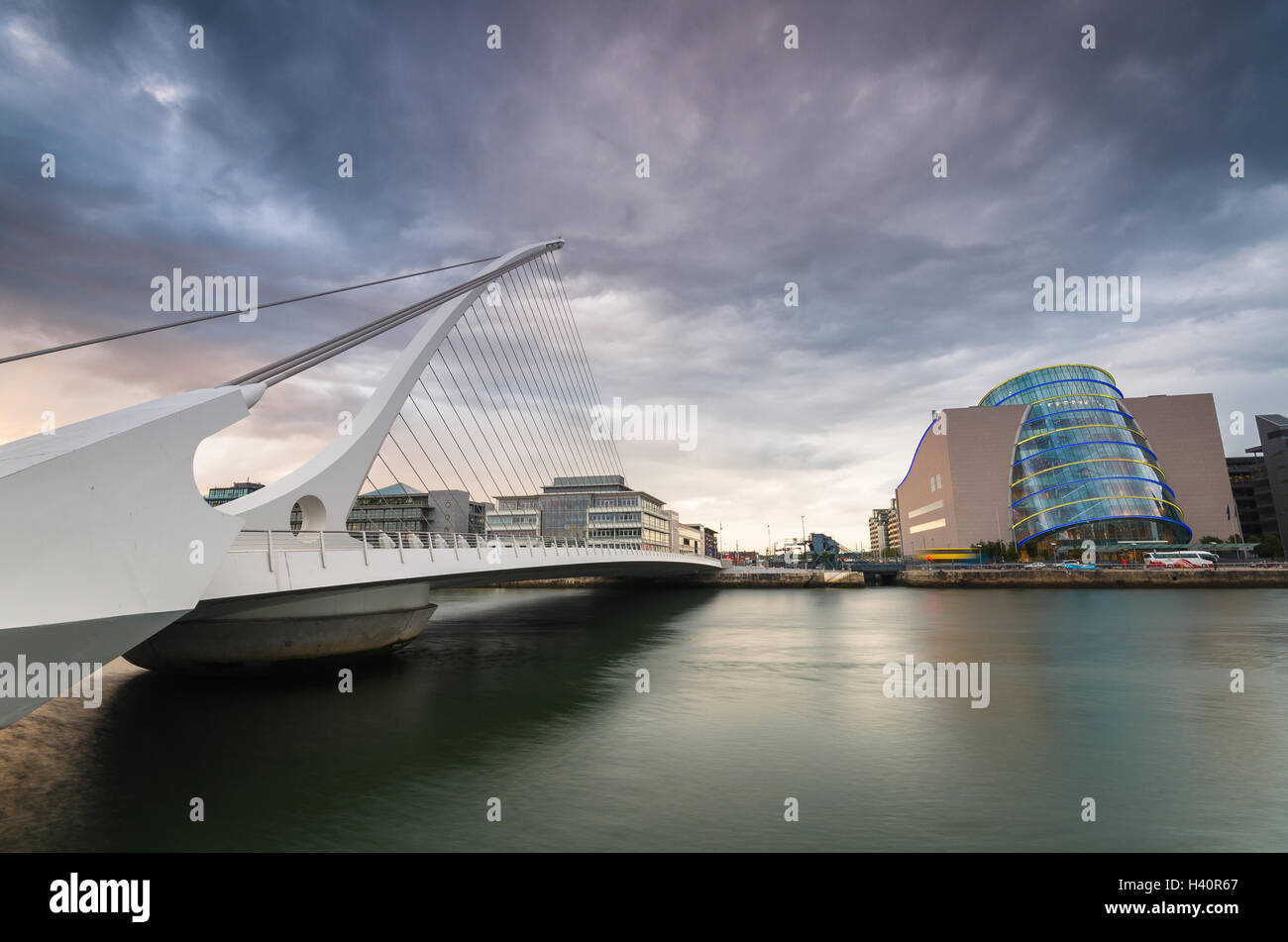 Cielo nuvoloso su Samuel Beckett bridge nella città di Dublino, Irlanda Foto Stock