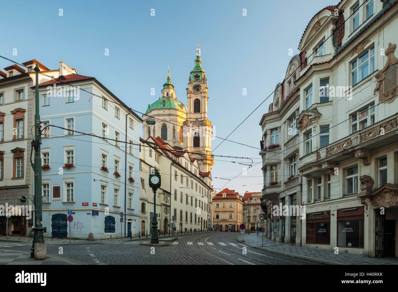 La mattina presto in Mala Strana, Praga, Repubblica Ceca. Guardando verso la chiesa di San Nicola. Foto Stock