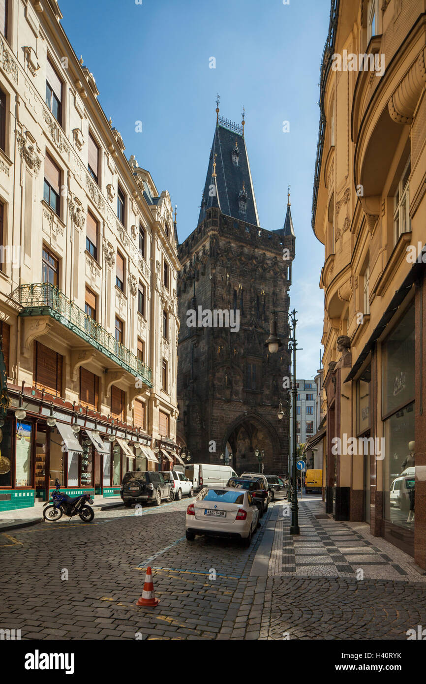 Pomeriggio autunnale su una strada di ciottoli in Prague Old Town, Repubblica Ceca. Guardando verso la Torre di Polvere e. Foto Stock