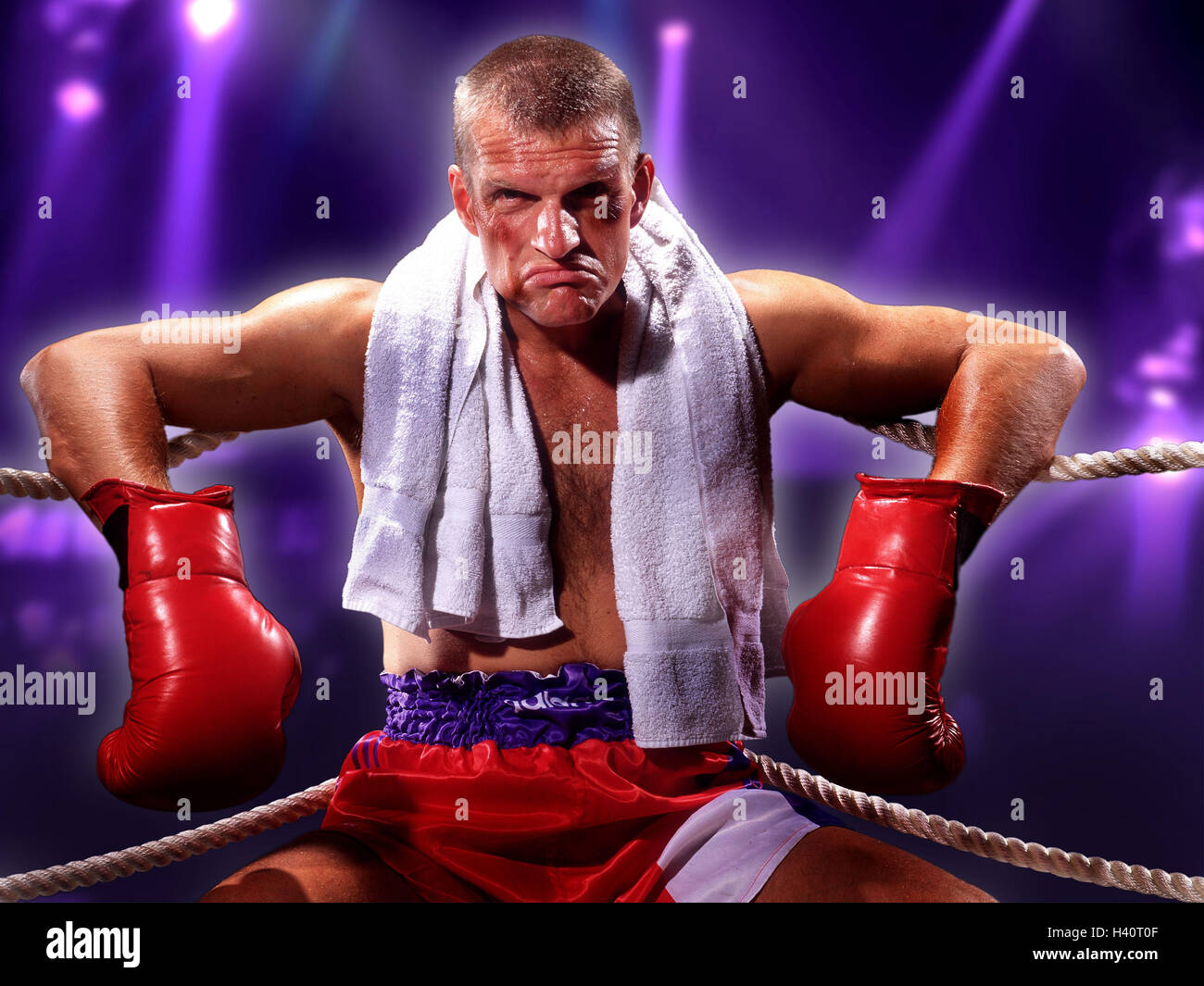 Pugili, anello, angolo, sedersi, scatola asciugamano viso, giocare, fury, sconfitta sport, sport, uomo, boxe, incontro di pugilato, sportivo, guantoni da pugilato, aggressione, rage fury, grimness, guasto, studio, Foto Stock