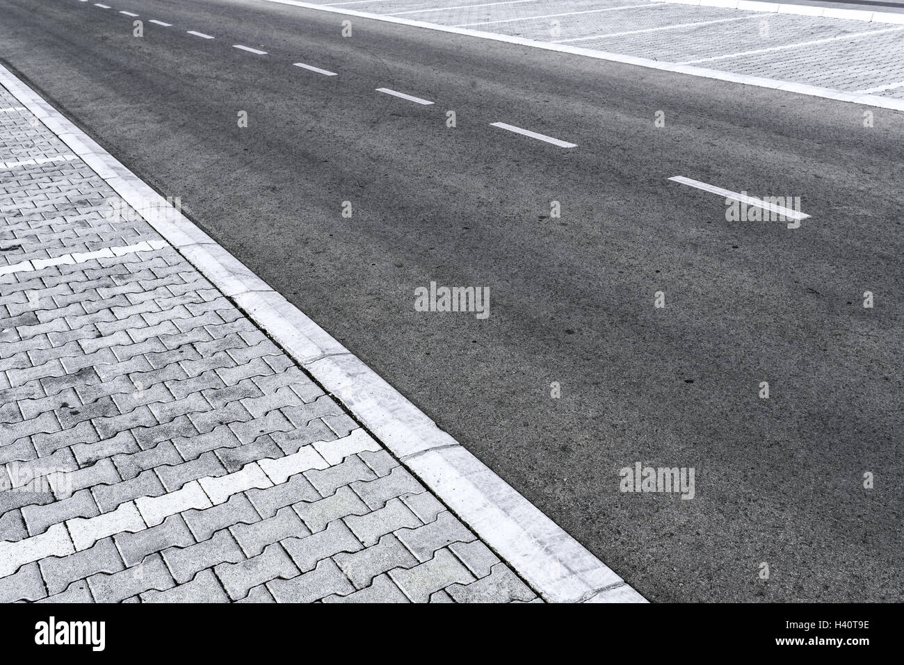 Svuotare le due corsie strada asfaltata autostrada vanishing in prospettiva Foto Stock