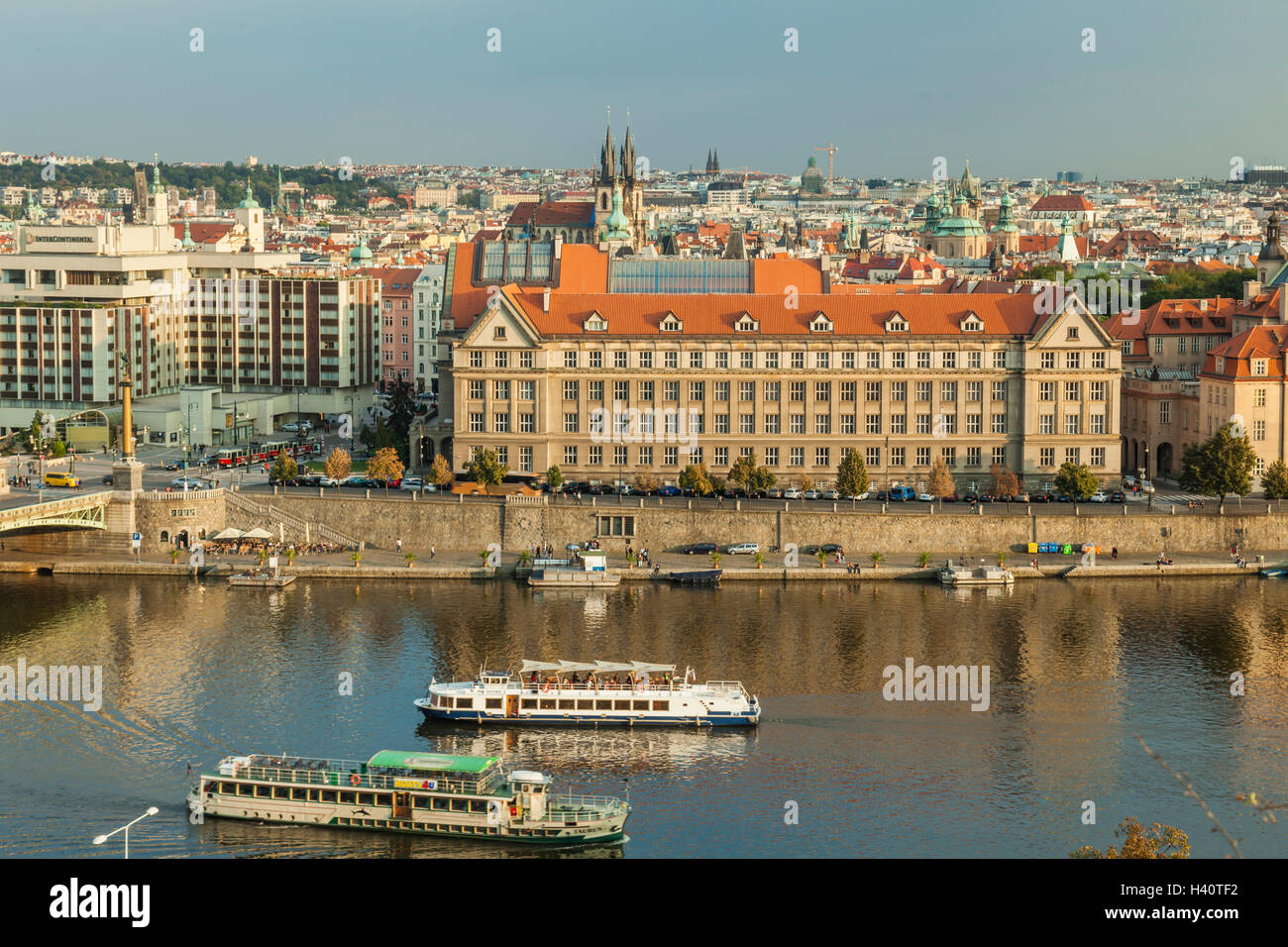 Pomeriggio autunnale sul fiume Moldava a Praga, Repubblica Ceca. Guardando verso la città vecchia. Foto Stock