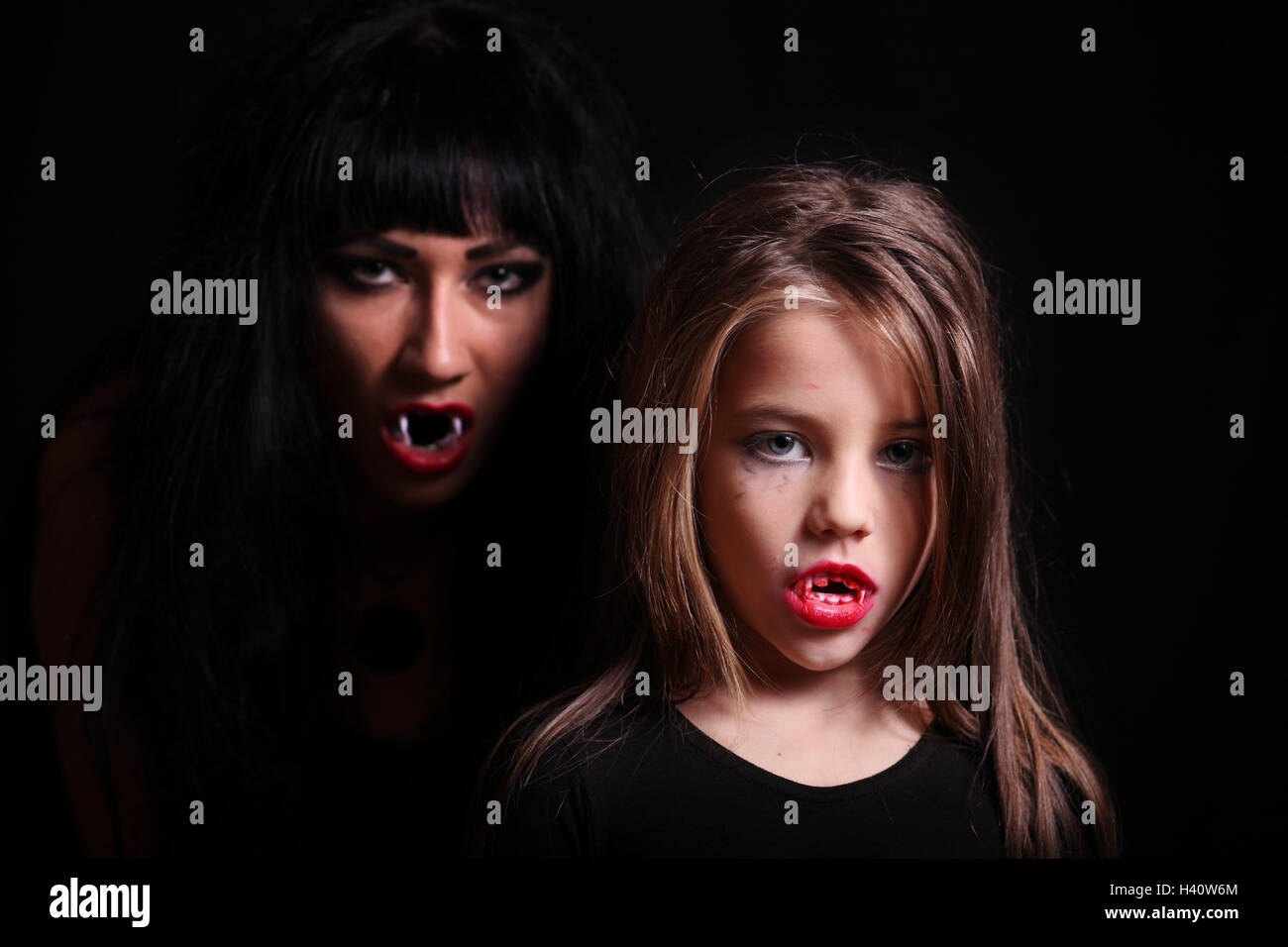 Mamma e figlia nell'immagine di vampiri per Halloween Foto Stock