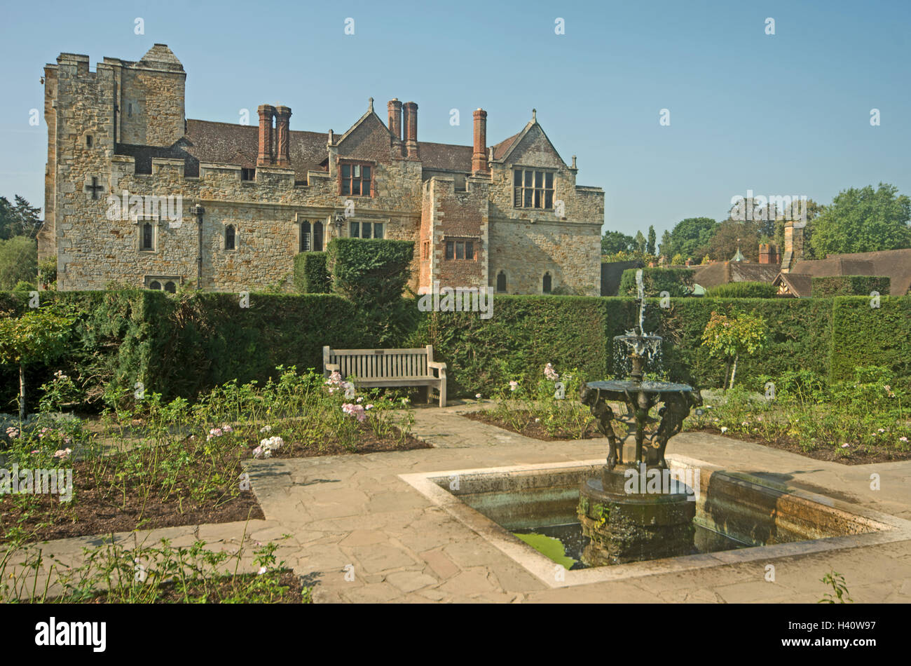 Heaver Castello, da Rose Gaarden e fontana, Kent, Inghilterra Foto Stock