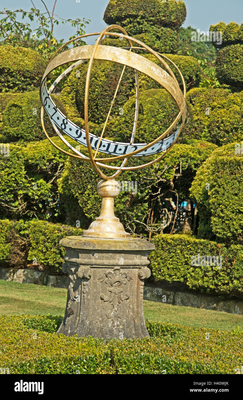 Heaver castello, giardino di scacchi, Kent, Topiaria da Set di scacchi con sfera armillare Meridiana Foto Stock