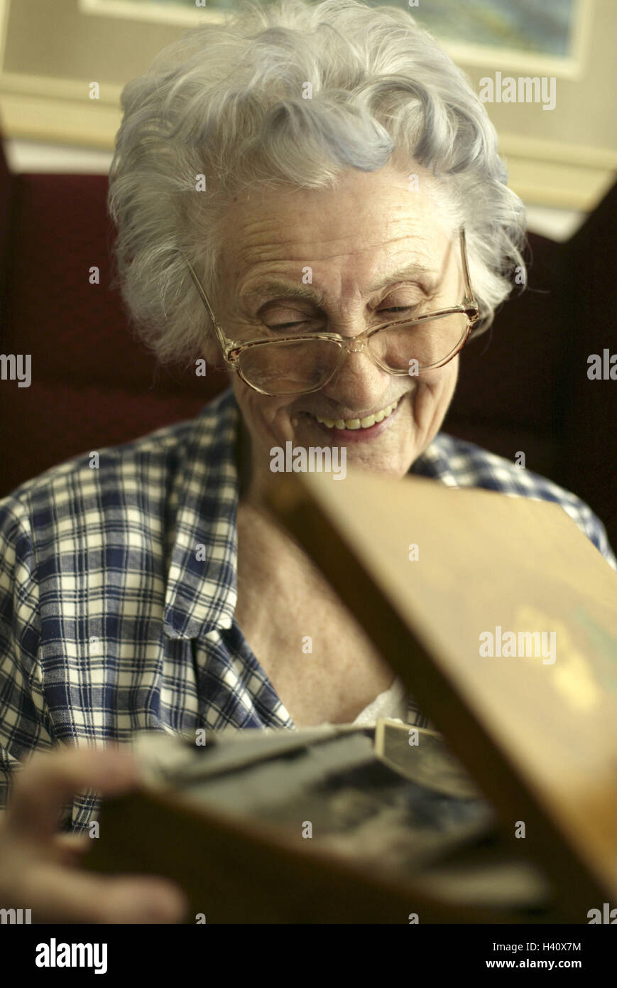 Senior, felicemente, box, foto, considerare, ritratto di donna ritratto, donna, 70-80 anni, vecchio persona titolare di pensione o di rendita, la nonna, grigio-pelose, diventa grigio, bicchieri, chi indossa occhiali, visual help, visual debolezza, la gioia, la gioia della vita, felicemente, fotografie, foto in bianco e nero, altoparlante, casella foto, scatola di legno, picture scrigno, raccoglimento, memoria, vita, eventi, sorriso, divertente Foto Stock