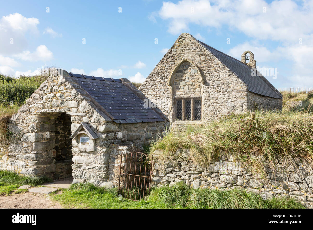 La duecentesca chiesa di San Tanwg in Welsh villaggio costiero di Llandanwg, Gwynedd, Galles del Nord, Regno Unito. Foto Stock