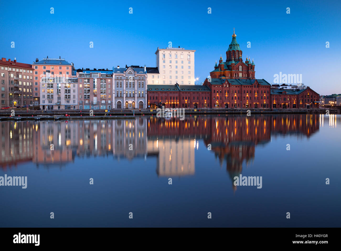 Cattedrale Uspenski al tramonto a Helsinki in Finlandia Foto Stock