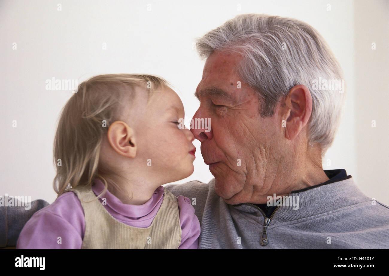 Nonno e nipote, toccare punti nasale, battistrada, uomo, boss, 75 anni, bambino, infantile, ragazza, 2 anni, nipote, nipote, due generazioni, di affetto, di amore, tenerezza, nasale prod, 70-80 anni Foto Stock