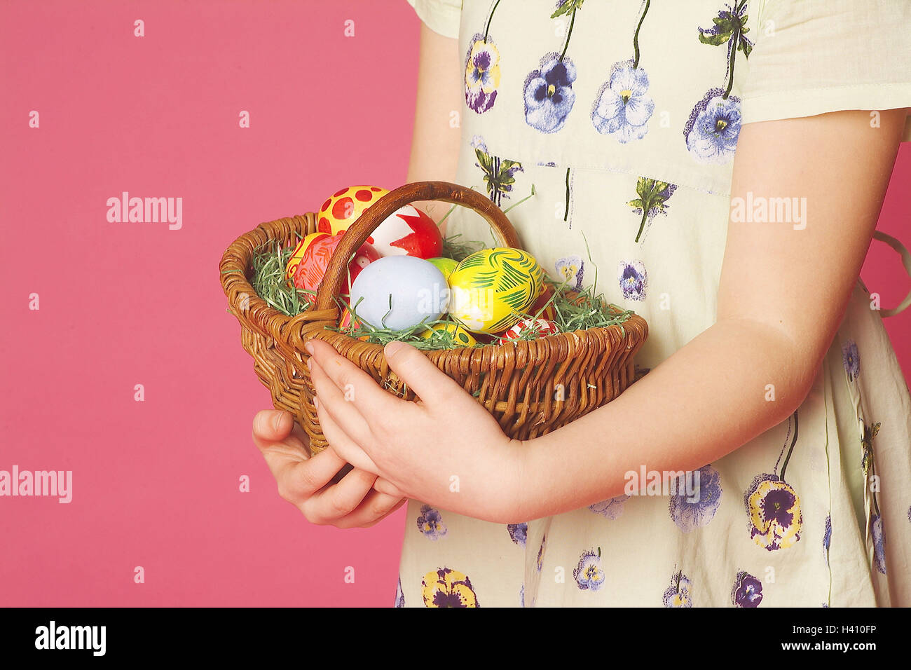 Pasqua, ragazze, Pasqua nido, detiene, close up, festa di Pasqua, tempo di Pasqua, bambino, 8 anni, infanzia, Flechtkorb, basket, uova di Pasqua, dai colori vivaci e luminosi, vernici, sorpresa, presente, Pasqua presente, orgoglio, sfondo rosso Foto Stock