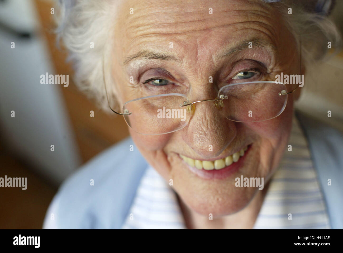 Senior, bicchieri, ritratto, sorrisi, brocciato 60-70 anni, donna vecchia età, titolare di pensione o di rendita, il titolare di pensione o di rendita, risate, gioia, felicemente, naturalezza, contentezza, equilibrio, allegramente, gioia, radiazione, gentilmente, umore positivamente, interno Foto Stock