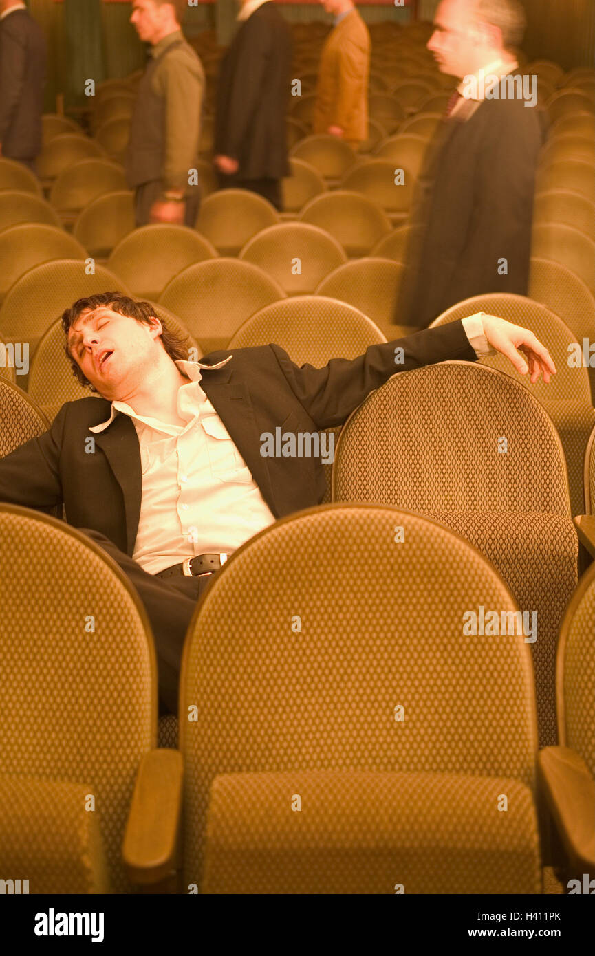 Cinema, righe, uomo, dormire, andate ritratto, sala cinema, sala teatrale, visita al cinema, visita al teatro, tempo libero, udienza, spettatore, 20-30 anni, le prestazioni, le prestazioni della pellicola, la performance sul palco, noia, boringly, disinteresse, esaurimento, affaticamento, dormire, addormentato, sfondo, sfocatura, uscito, filmare, fine, all'interno Foto Stock