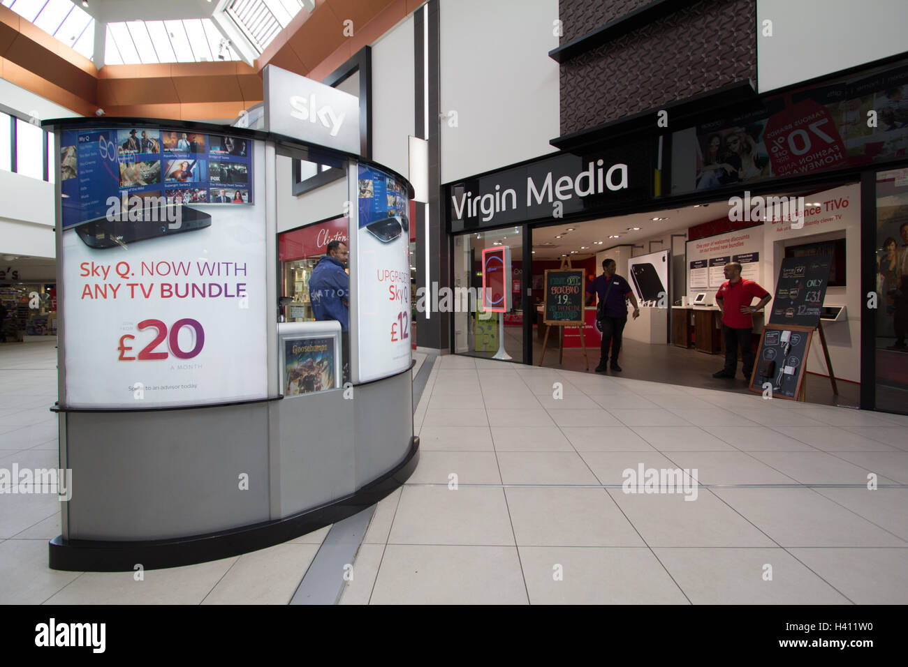 Virgin Media shop con competitiion, Sky tv chiosco esterno Foto Stock