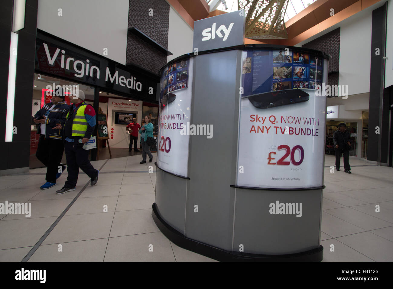Virgin Media shop con competitiion, Sky tv chiosco esterno Foto Stock