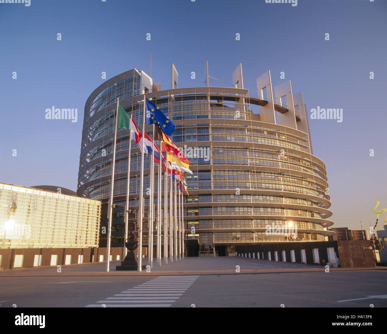 Francia, Strasburgo, il Parlamento europeo e la Camera dei deputati, bandiere Europa, Strasburgo, architettura, Parlamento europeo, vetro anteriore, bandiere, passate, blow unite, vento, Europeo, bandiera europea, bandiera europea, pennoni, luce della sera Foto Stock