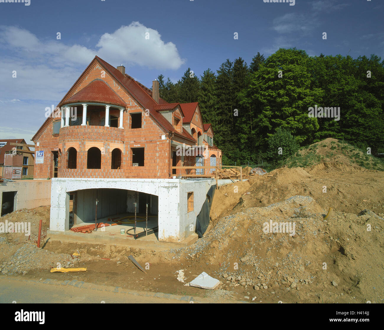 Blocco di appartamenti, finestra di baia, parcheggio sotterraneo, shell, house, la costruzione di una casa, Costruzione, costruzione di beni immobili residenziali propri, home, immobiliare, casa residenziale, uomini al lavoro di nuova costruzione nuova costruzione di area di bordo, la foresta, hillside situazione, Enviro Foto Stock