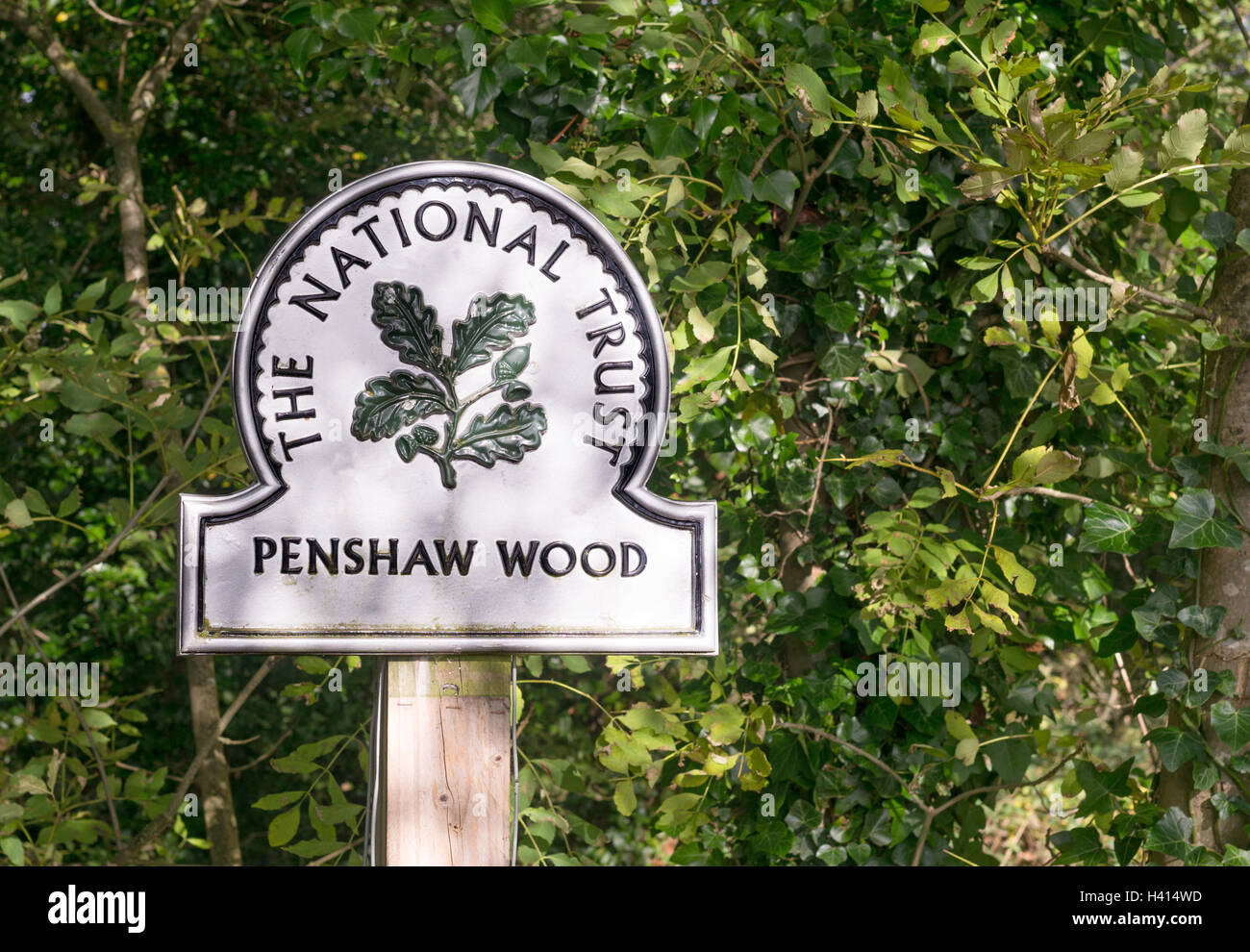 Il National Trust segno per legno Penshaw , North East England, Regno Unito Foto Stock