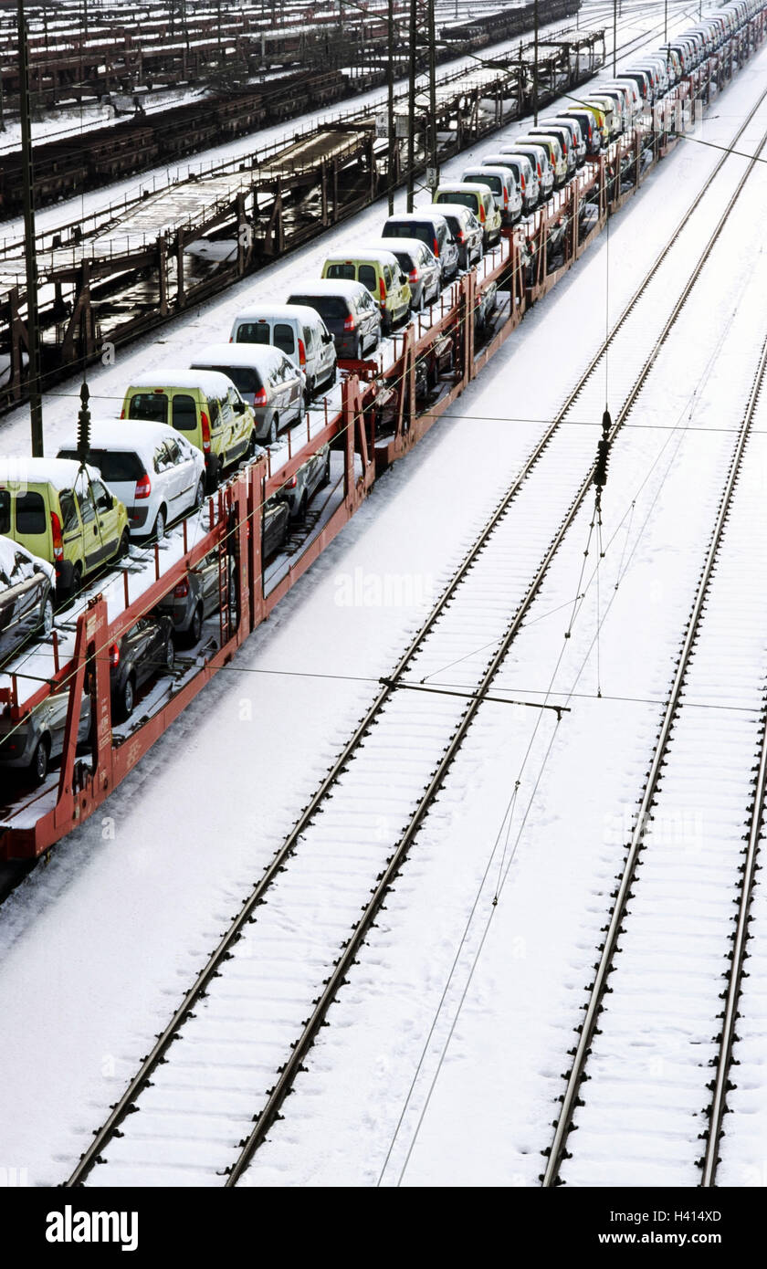Treno merci nuovo carrello di trasporto, neve, carrelli, buona carrelli, il binario ferroviario, montanti, linea aerea di contatto, il trasporto ferroviario, sezione, al traffico ferroviario, il traffico su rotaia, la traiettoria del traffico, trasporto ferroviario, le guide e i binari della ferrovia, vie, commerciale tran Foto Stock