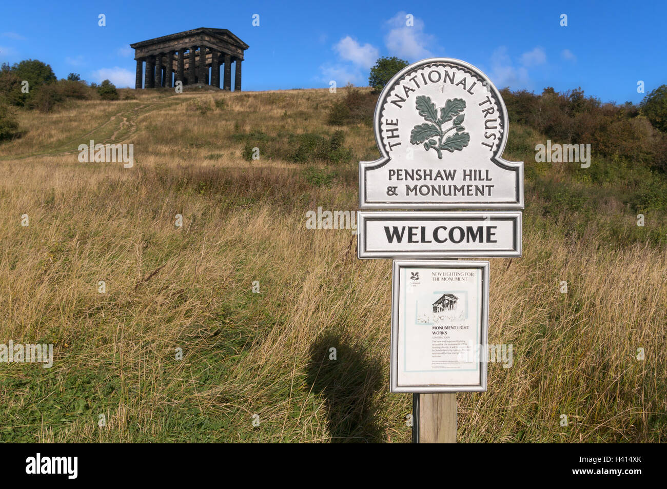 Il National Trust segno per monumento Penshaw , North East England, Regno Unito Foto Stock