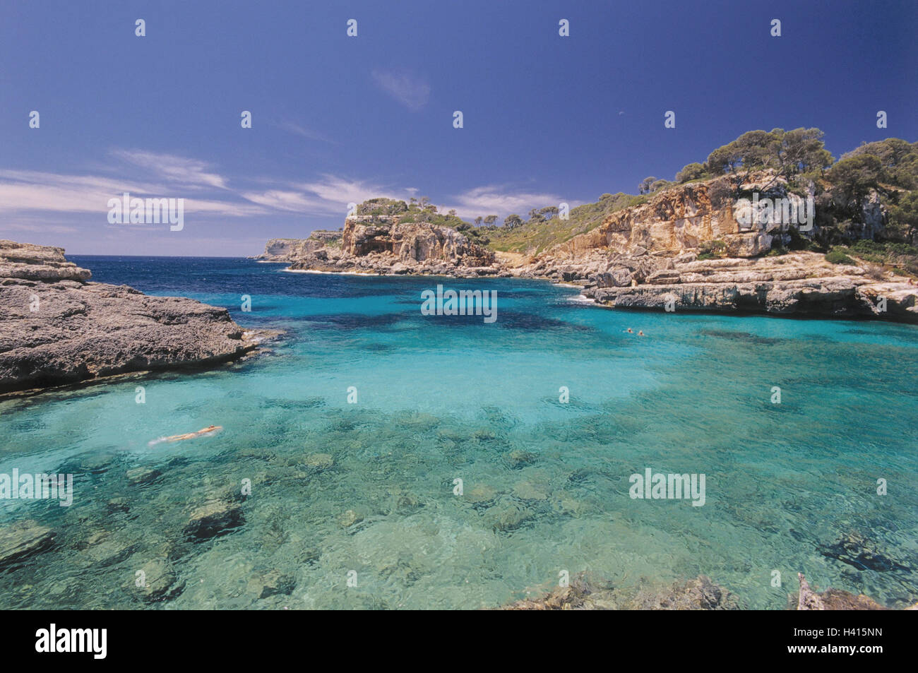 Spagna, isola di Maiorca, costa, Cala S'Almonia, mare, Europa, Espana, Isole Baleari Isole Baleari isola, mare mediterraneo, isola del Mediterraneo, Sudest bile costa, scogliere, bay, s'Almunia, bagno bay, float, bagnanti, vacanzieri, remoto Foto Stock