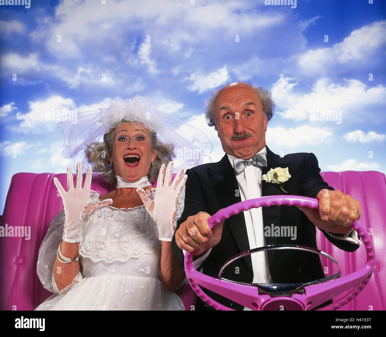 Sposa e lo sposo, cittadini anziani, automobilismo, cabriolet, rosa,  dettaglio, ridere, gioia, gesto, luna di miele Senior, studio,  composizione, all'interno, senior, senior, uomo, donna, vecchi e sposa abito  da sposa, velo bianco,