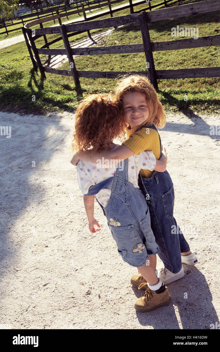 Lontano, ragazze, due i capelli rossi, il braccio al braccio, andare, le estati, vista posteriore bambini, sorelle, gemelli, amici, fratelli e sorelle, l'amicizia, la stessa età, a piedi, affetto, a sua volta, gioia, divertimento, coesione, figureistic comune, infanzia e innocenza, naturalezza, esterno, Foto Stock