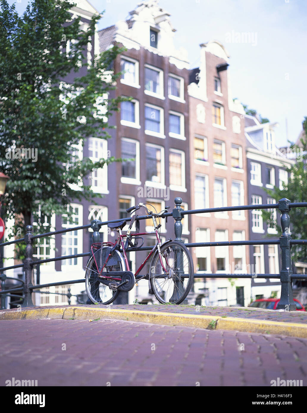 I Paesi Bassi, Amsterdam, vista città, bridge, dettaglio, bicicletta, incatenati, Europa, Benelux, Olanda, capitale, terrazza, linea di casa, case di città, dettaglio balaustra, radianti, mettere giù, noleggio di blocco, townscape, tipicamente, Oranier route Foto Stock