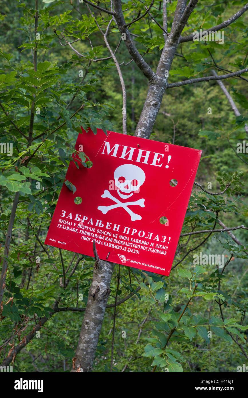 Mine segnale di avvertimento in prossimità di Tjentiste, Sutjeska National Park, Alpi Dinariche, la Republika Srpska, Bosnia Erzegovina Foto Stock