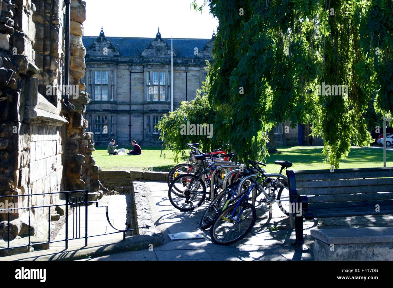 Biciclette parcheggiate fuori St Andrews University, St Andrews Foto Stock