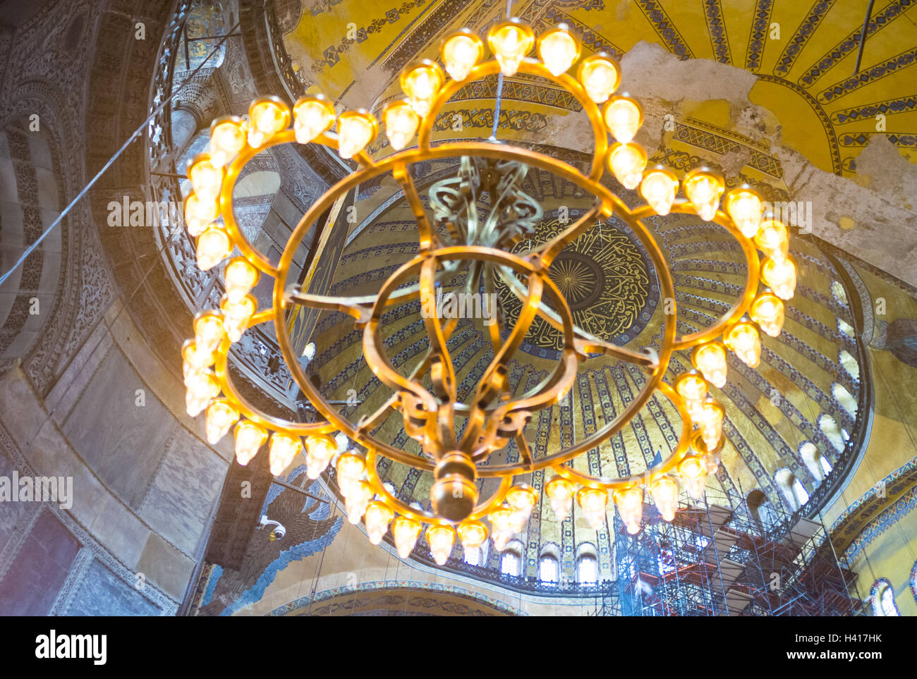 La cupola di Hagia Sophia decorate con la calligrafia islamica Foto Stock