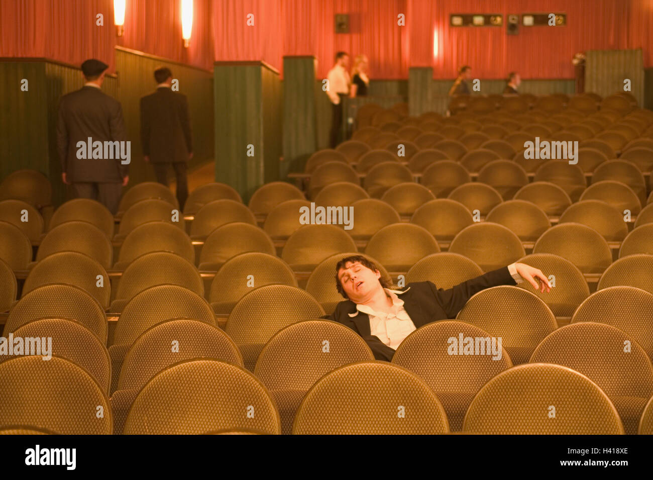 Cinema, righe, uomo, dormire, andate ritratto, sala cinema, sala teatrale, visita al cinema, visita al teatro, tempo libero, udienza, spettatore, 20-30 anni, le prestazioni, le prestazioni della pellicola, la performance sul palco, noia, boringly, disinteresse, esaurimento, affaticamento, dormire, addormentato, sfondo, sfocatura, uscito, filmare, fine, all'interno Foto Stock