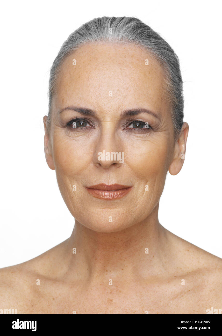 Senior, libera la parte superiore del corpo, visualizza fotocamera, ritratto di donna, 55-65 anni, medio persona vecchia, migliore età, bassa scollatura, grigio-dai capelli capelli pettinati indietro, legati insieme, costituito in modo discreto, naturalezza, coltivata, dapperly, attraente, equilibrio, satisf Foto Stock