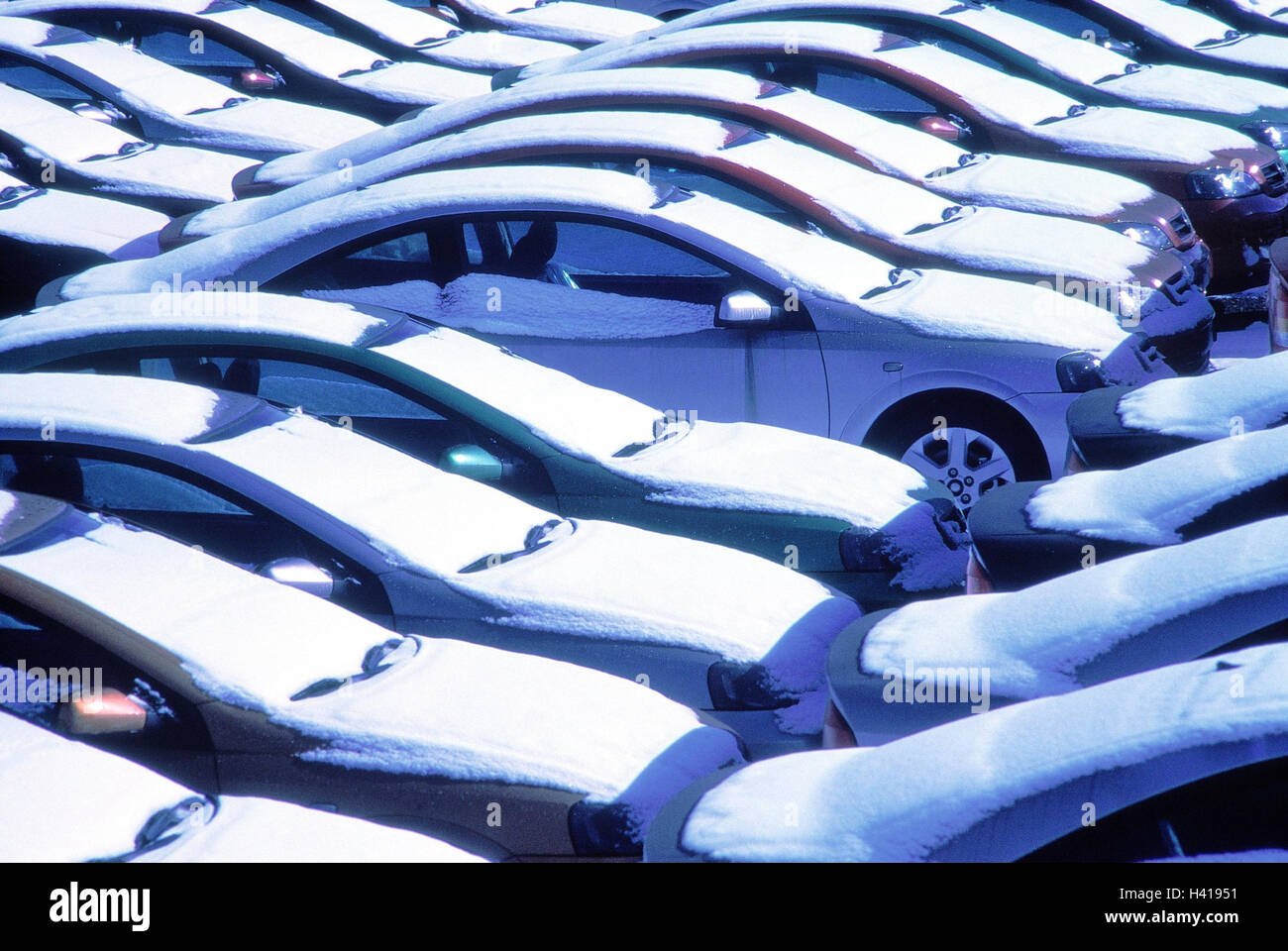 Inverno, parcheggio auto, auto passeggeri, industria automobilistica, veicoli, nuovamente, snowbound, automobili, carrozze nuove, industria automobilistica, neve Foto Stock