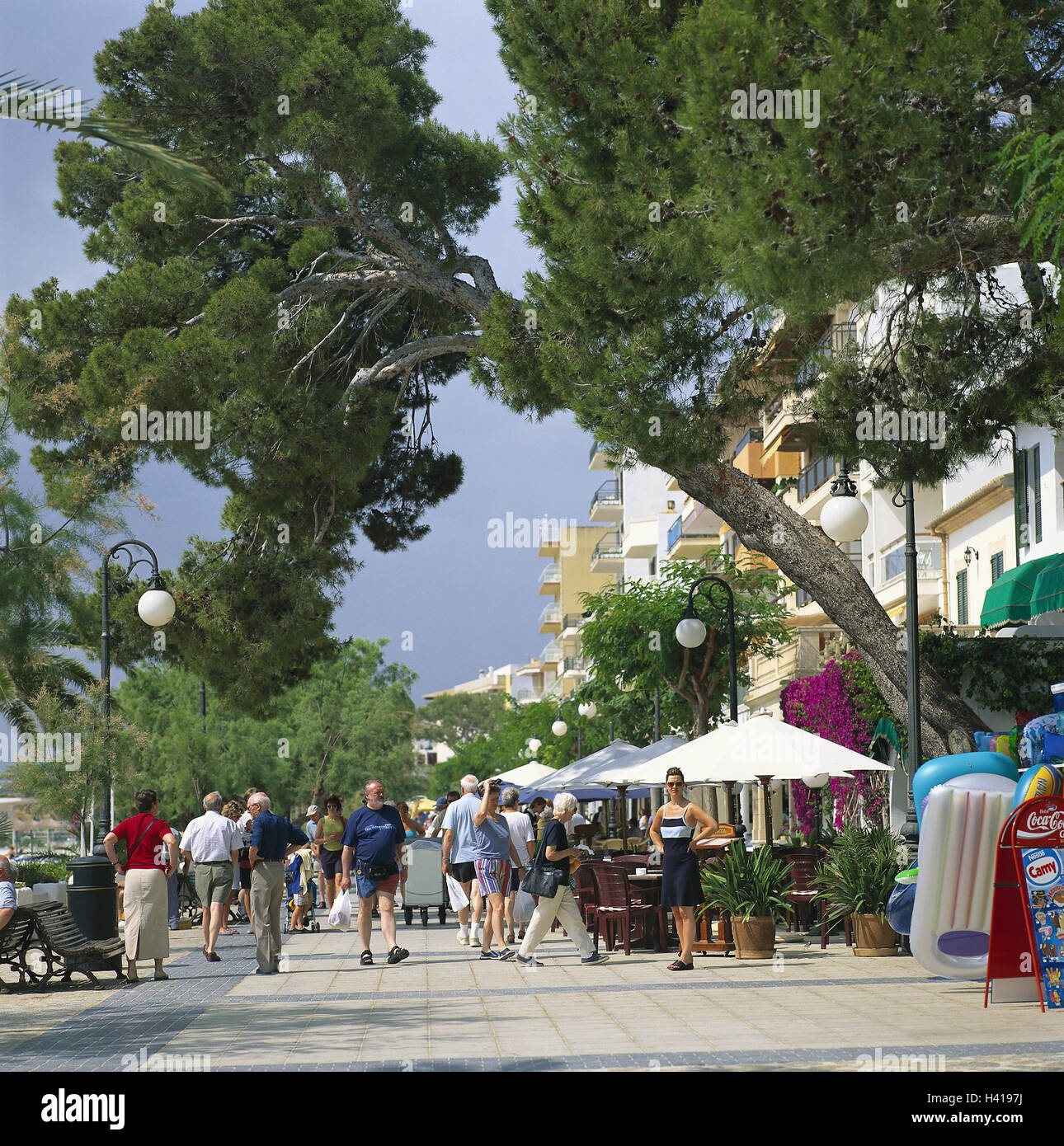 Spagna, Maiorca, Port de Pollenca, street cafe, pedonale nelle isole Baleari, isola, mare Mediterraneo, promenade, Uferstrasse, vacanziere, turistico, turismo, estate, vacanze, passante Foto Stock