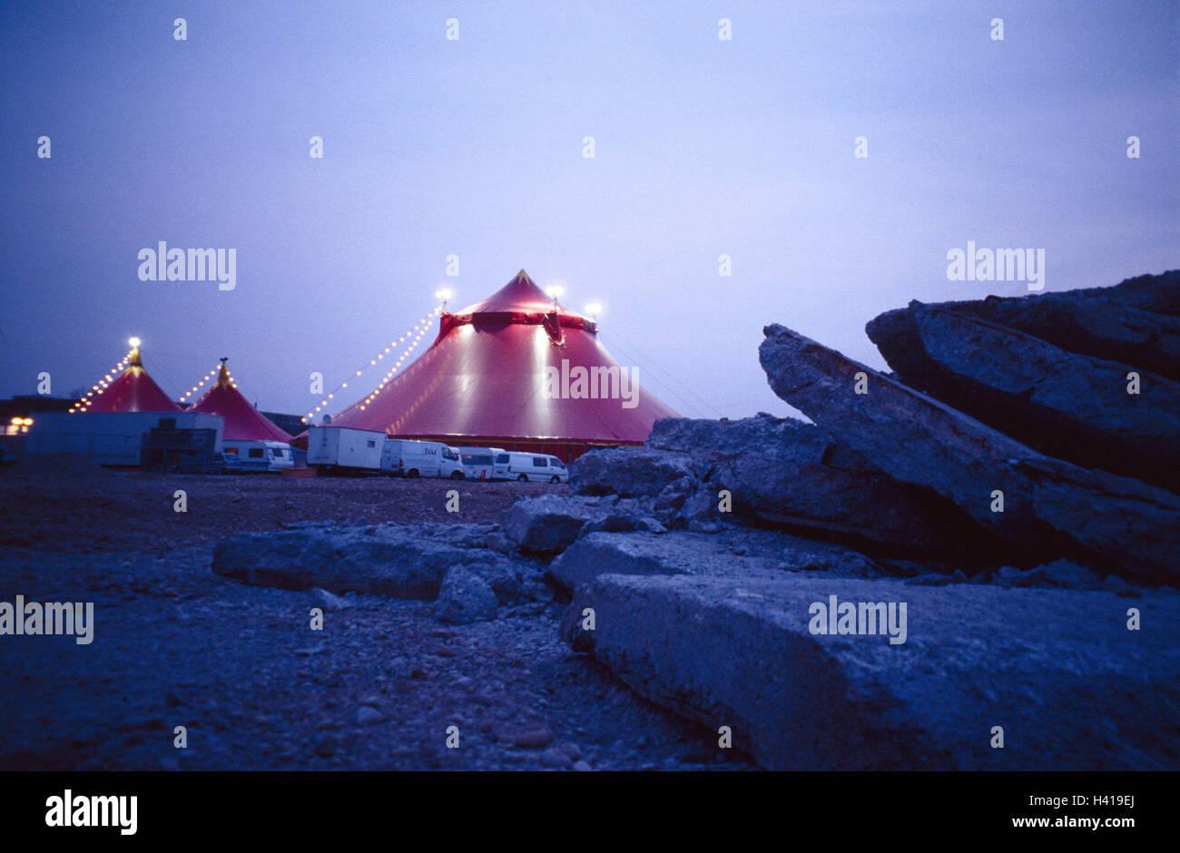 In Germania, in Baviera, Monaco di Baviera, hacker's bridge, area, tendoni da circo, crepuscolo, Europa, Alta Baviera, la città della fiera, area di circo, tende, circo, Veicoli, roulotte, autobus, tenda del circo, illuminazione, luci, prestazioni, animale corsi, acrobazie, sera Foto Stock